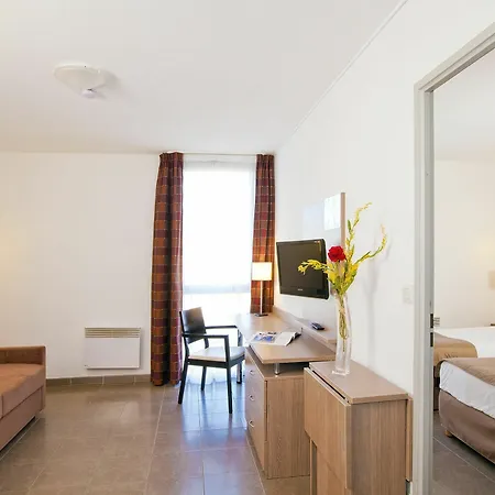 Sejours & Affaires 2* Маноск